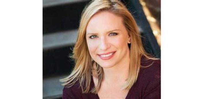 
Is Caroline Renfro Married or Dating? Her Wiki, Age, Husband and Net worth 