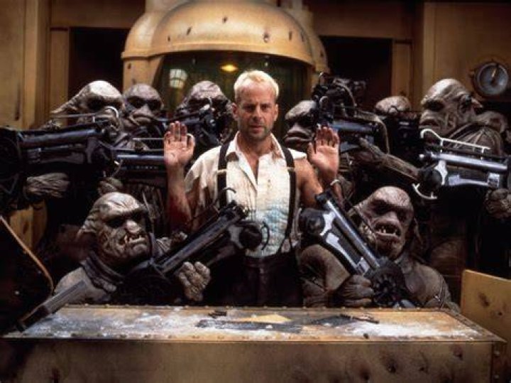 
The Fifth Element Honest Trailer: It’s The WEIRDEST 90s Sci-Fi Movie 